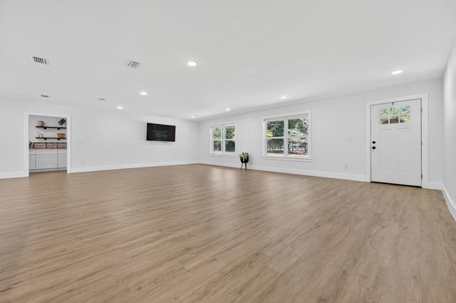 4734 Haybarn Road, Holt, FL 32564