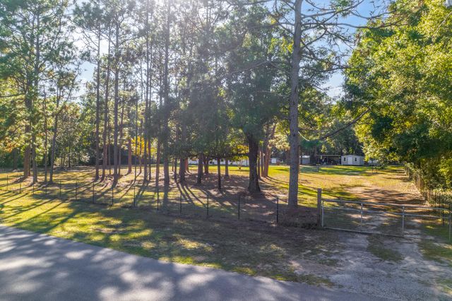 4734 Haybarn Road, Holt, FL 32564