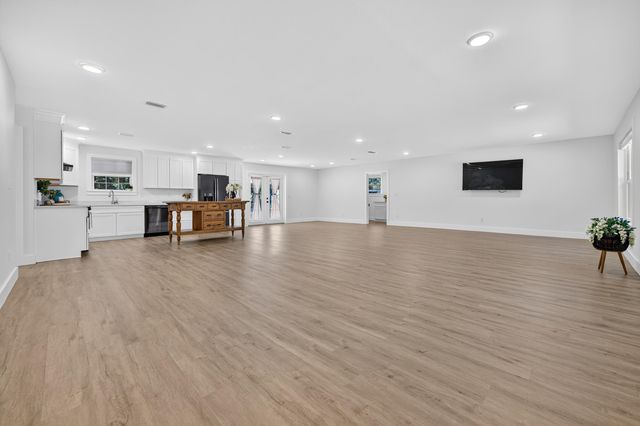 4734 Haybarn Road, Holt, FL 32564