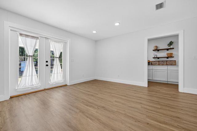 4734 Haybarn Road, Holt, FL 32564