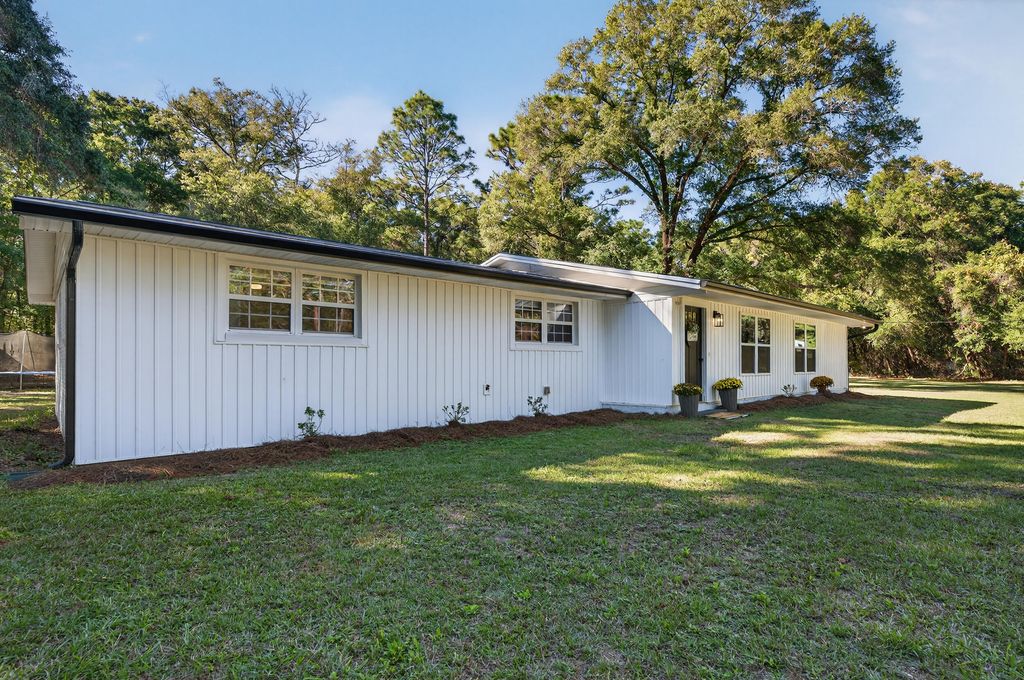 4734 Haybarn Road, Holt, FL 32564