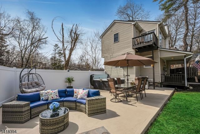 27 Mountain Ave, Wanaque Boro, NJ 07465