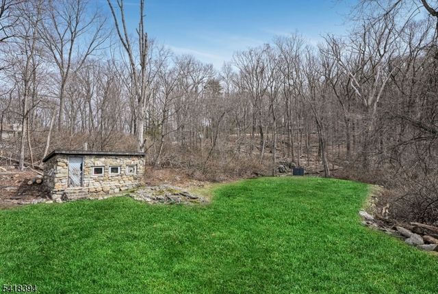 27 Mountain Ave, Wanaque Boro, NJ 07465