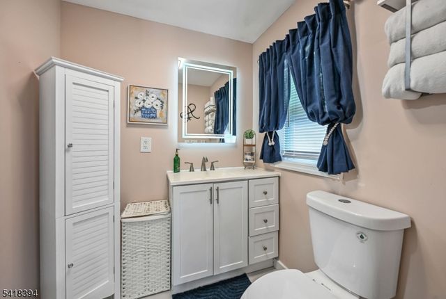 27 Mountain Ave, Wanaque Boro, NJ 07465