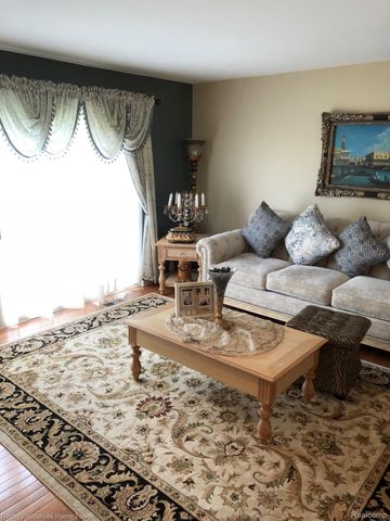 838 Red Run Drive, Troy, MI 48085
