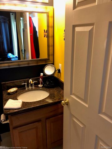 838 Red Run Drive, Troy, MI 48085