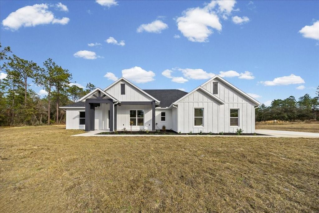 Image 4 of property listing at 13691 SW 64TH ST ROAD, Ocala, FL 34481