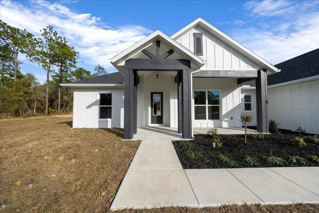 Image 5 of property listing at 13691 SW 64TH ST ROAD, Ocala, FL 34481