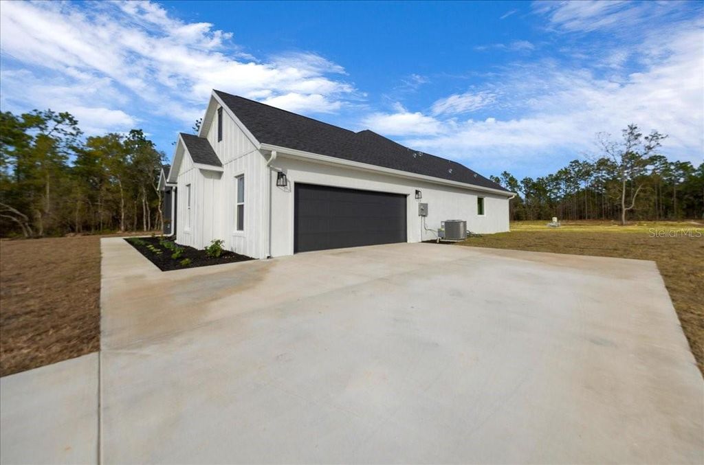 Image 7 of property listing at 13691 SW 64TH ST ROAD, Ocala, FL 34481