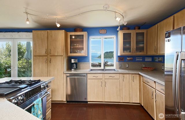 8216 Whidbey Drive, Clinton, WA 98236