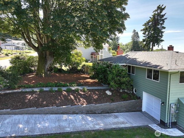 8216 Whidbey Drive, Clinton, WA 98236