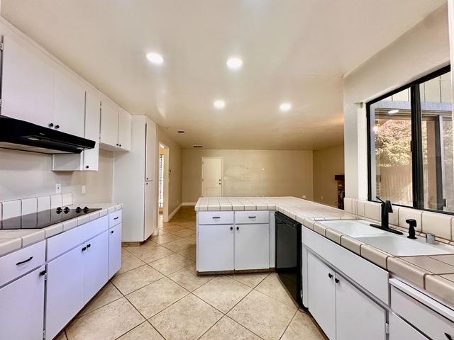 2915 Raintree Ct, Stockton, CA 95219