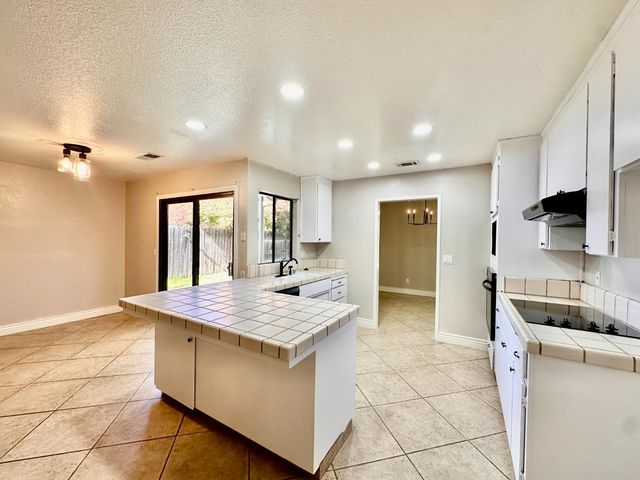 2915 Raintree Ct, Stockton, CA 95219