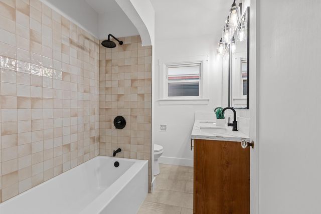 3225 D St, Sacramento, CA 95816