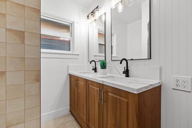 3225 D St, Sacramento, CA 95816