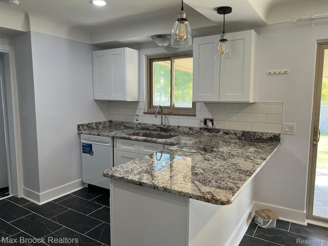 32850 WINNIE Avenue, Warren, MI 48093
