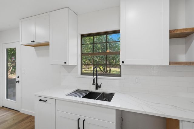 1727 W Doyle Street, Granbury, TX 76048