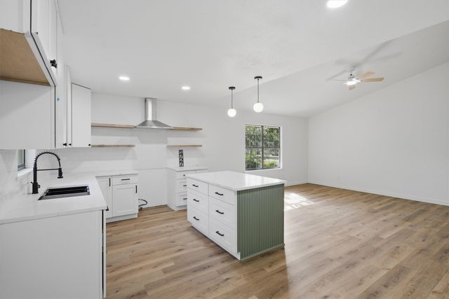 1727 W Doyle Street, Granbury, TX 76048