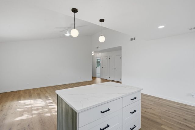 1727 W Doyle Street, Granbury, TX 76048