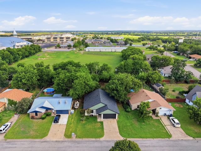 1727 W Doyle Street, Granbury, TX 76048
