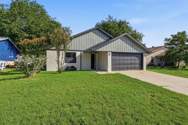 1727 W Doyle Street, Granbury, TX 76048