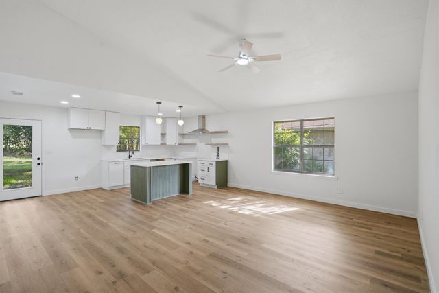 1727 W Doyle Street, Granbury, TX 76048