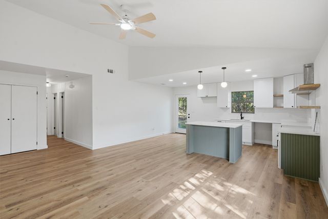 1727 W Doyle Street, Granbury, TX 76048