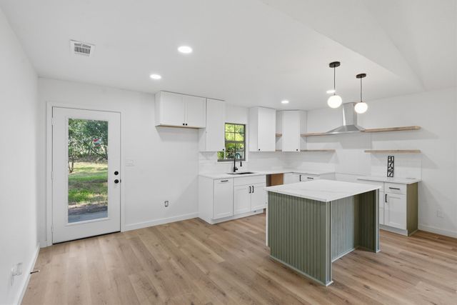 1727 W Doyle Street, Granbury, TX 76048