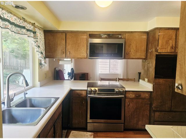 2281 BLACKBURN St, Eugene, OR 97405