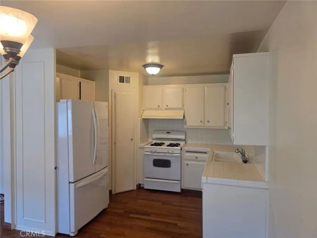 18601 Collins Street D7, Tarzana, CA 91356