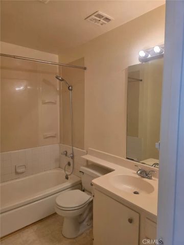 18601 Collins Street D7, Tarzana, CA 91356