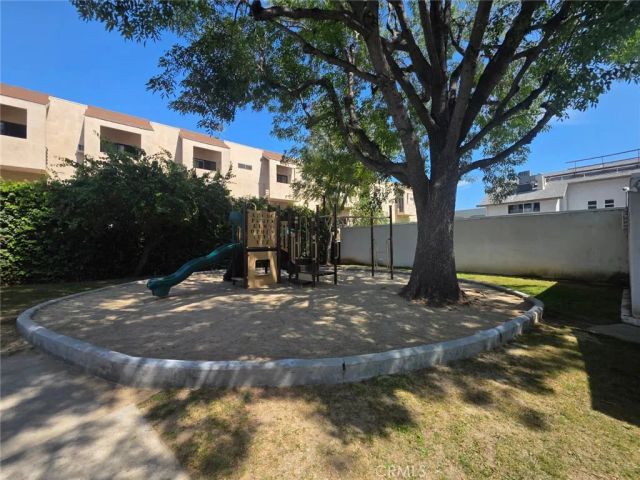 18601 Collins Street D7, Tarzana, CA 91356