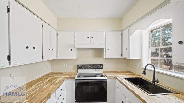 766 Oak Villa Drive, Jesup, GA 31546