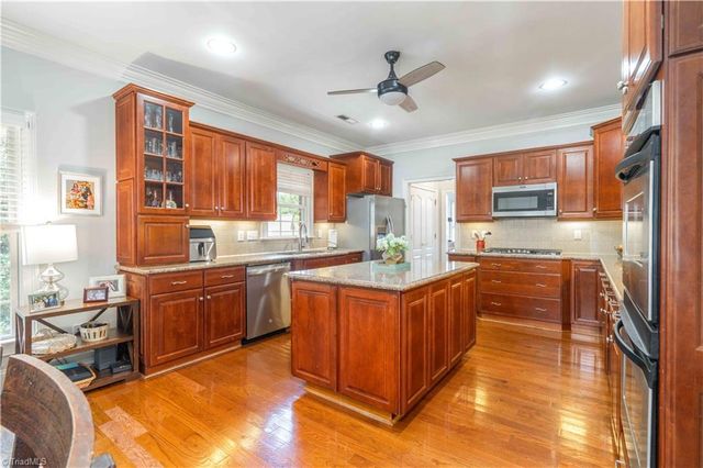 4105 Willow Knoll Lane, Winston-salem, NC 27106