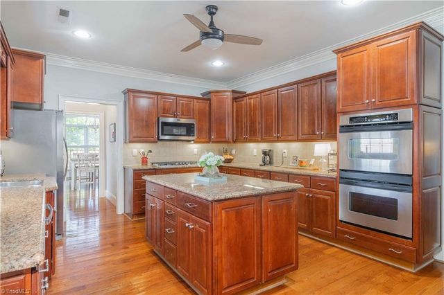 4105 Willow Knoll Lane, Winston-salem, NC 27106