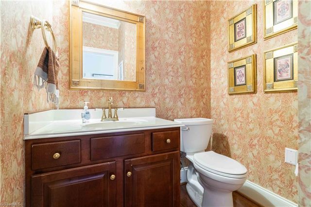 4105 Willow Knoll Lane, Winston-salem, NC 27106