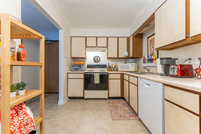 33561 N Royal Oak Lane 209, Grayslake, IL 60030
