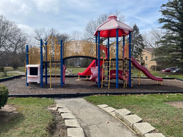 33561 N Royal Oak Lane 209, Grayslake, IL 60030