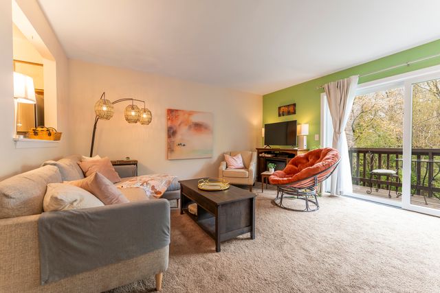 33561 N Royal Oak Lane 209, Grayslake, IL 60030