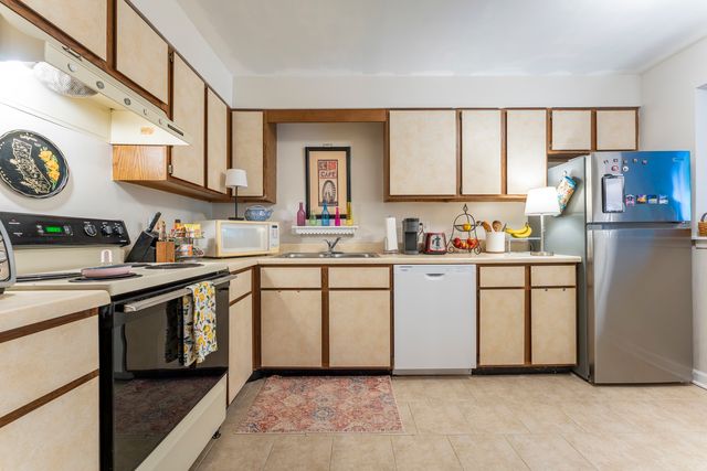 33561 N Royal Oak Lane 209, Grayslake, IL 60030