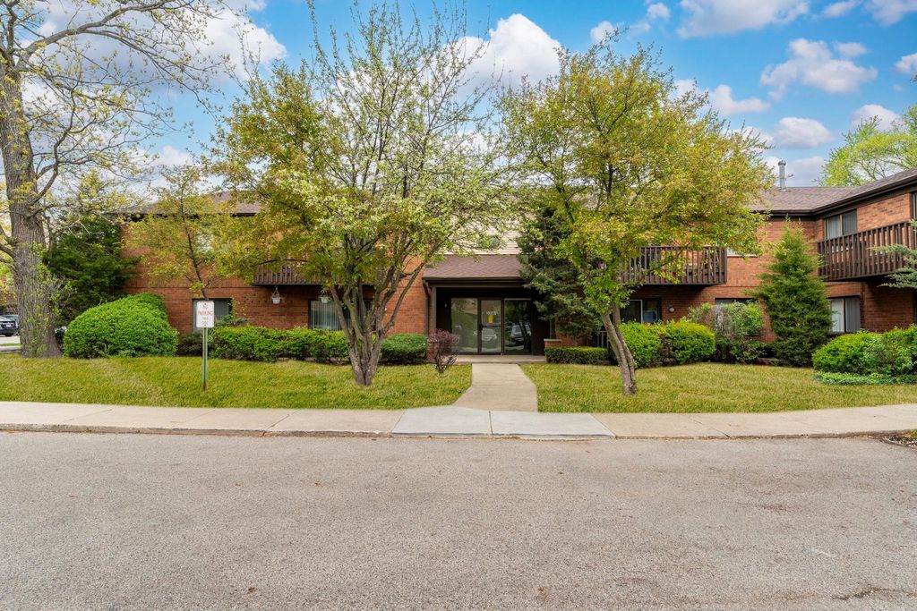 33561 N Royal Oak Lane 209, Grayslake, IL 60030