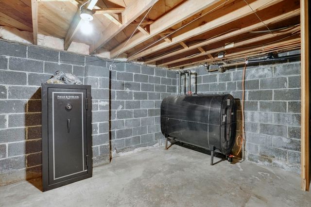 84 Spencer St, Agawam, MA 01001