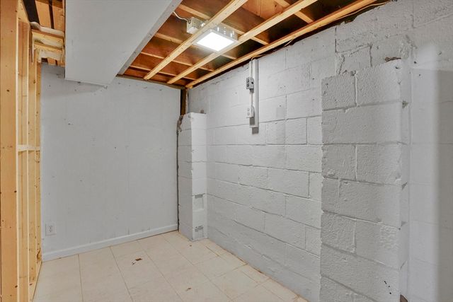 84 Spencer St, Agawam, MA 01001