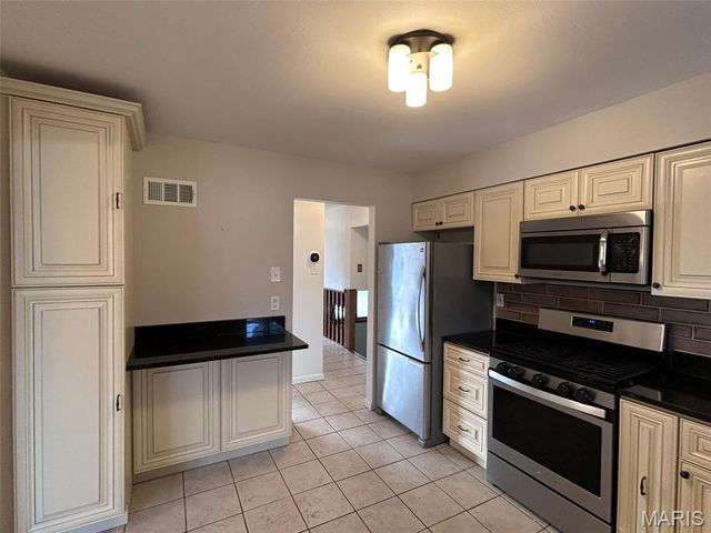 7231 Briarview Drive, St Louis, MO 63123