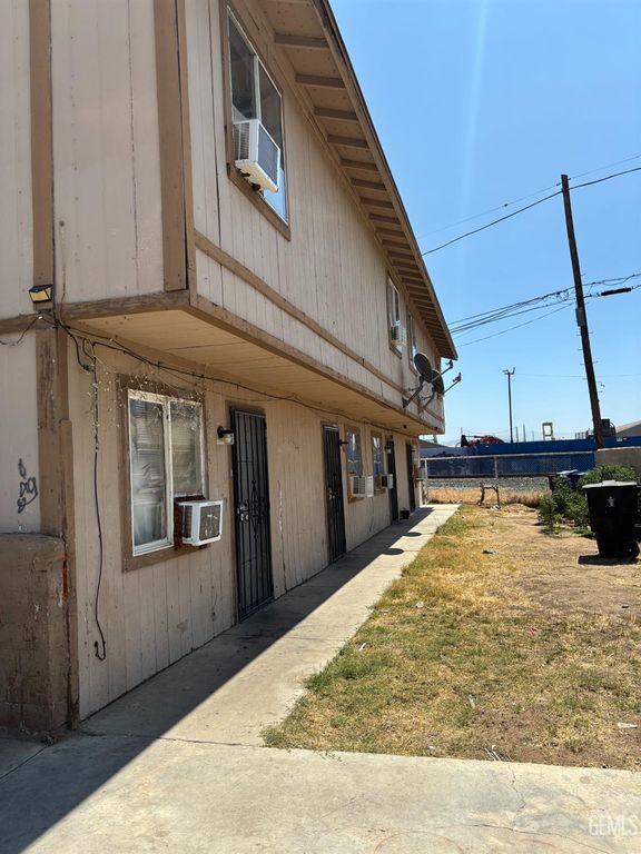 137 Dr Martin L King Jr Boulevard, Bakersfield, CA 93307