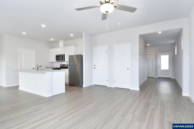 1122 Parkside Av, Woodburn, OR 97071