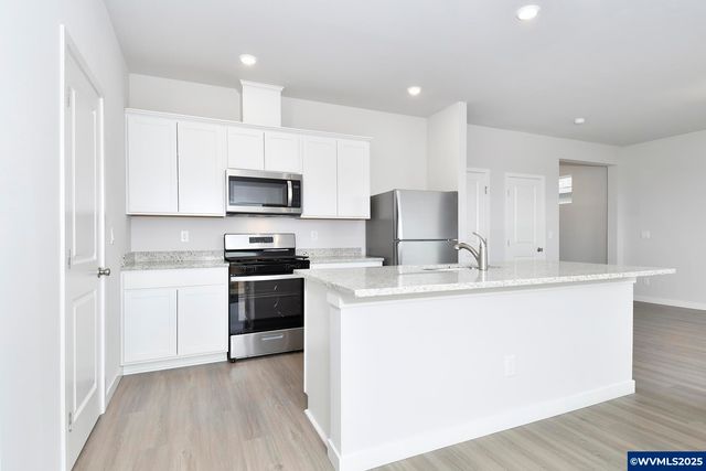 1122 Parkside Av, Woodburn, OR 97071