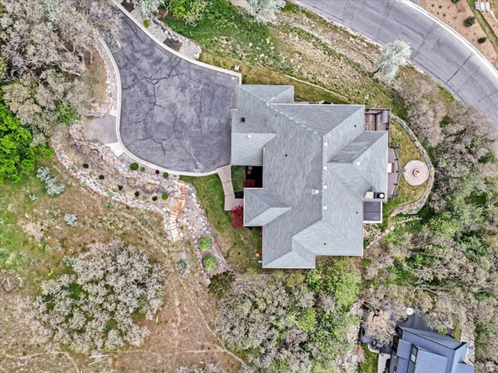 Image 16 of property listing at 99 LONE HOLLOW, Sandy, UT 84092