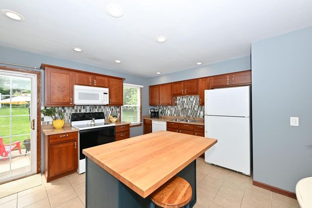 213 McDivitt LANE, Mukwonago, WI 53149