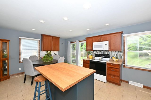 213 McDivitt LANE, Mukwonago, WI 53149